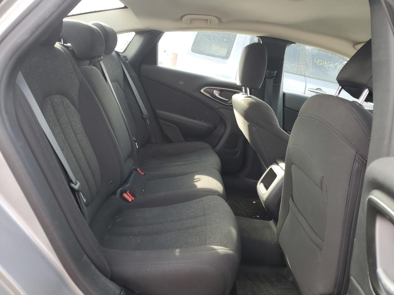 2016 Chrysler 200 - Image 10