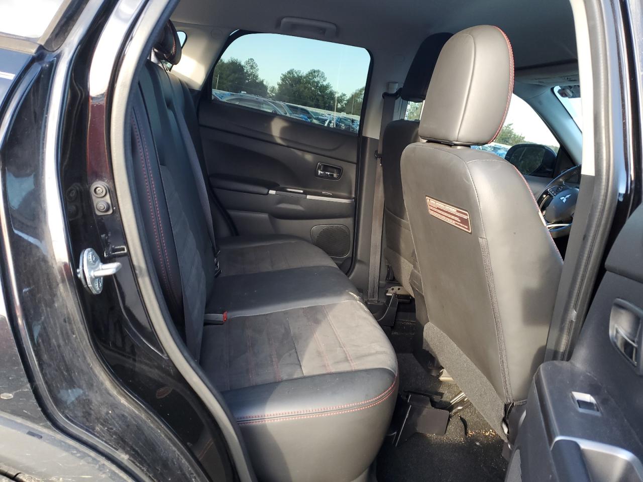 2018 Mitsubishi Outlander - Image 11
