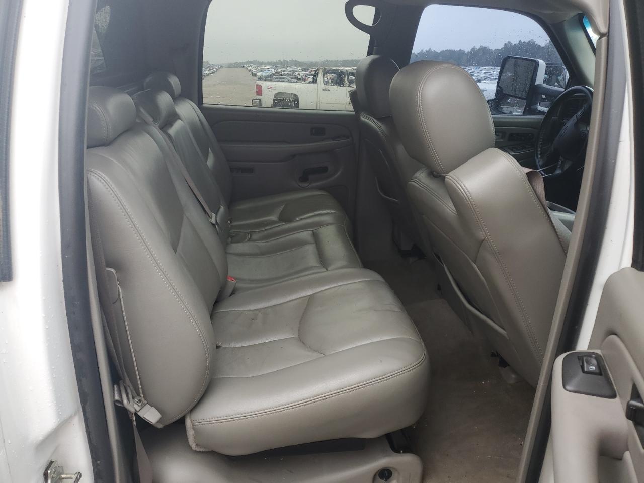2005 Chevrolet Avalanche - Image 10