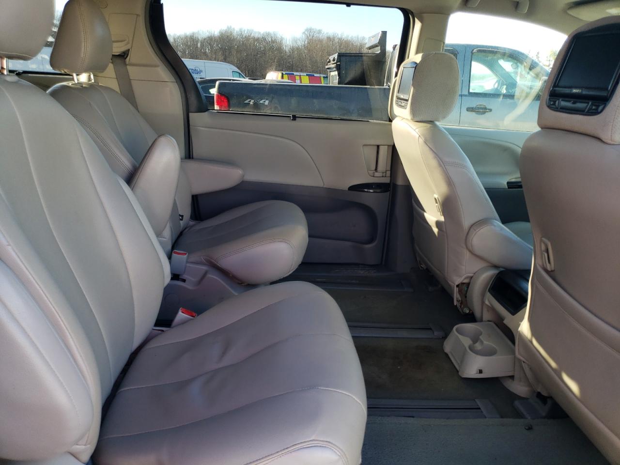 2014 Toyota Sienna - Image 11