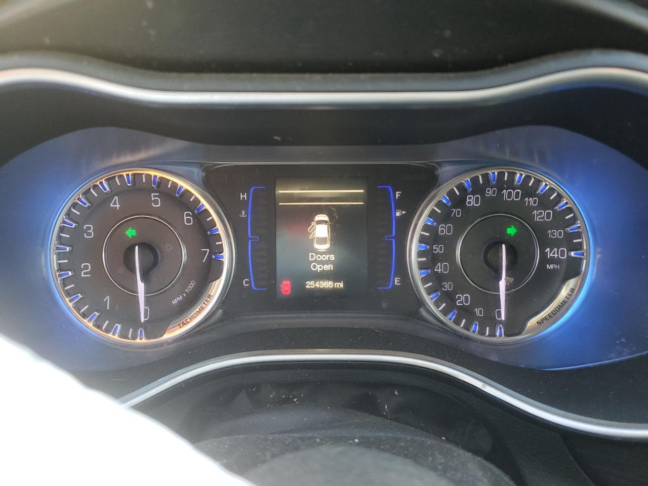 2015 Chrysler 200 - Image 9