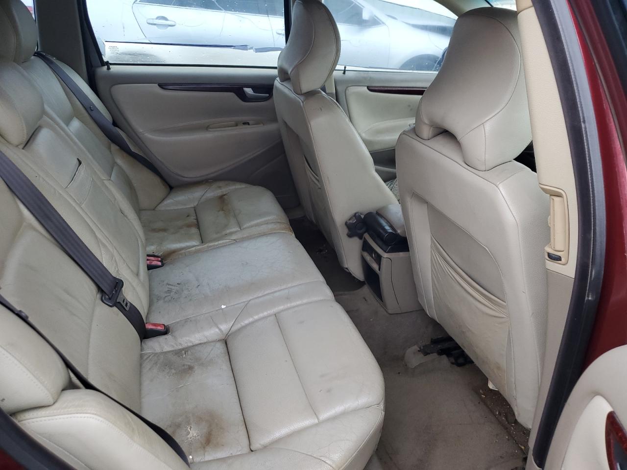 2004 Volvo V70 - Image 10