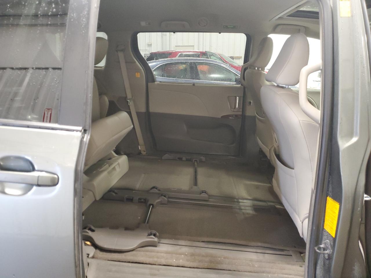 2013 Toyota Sienna - Image 11
