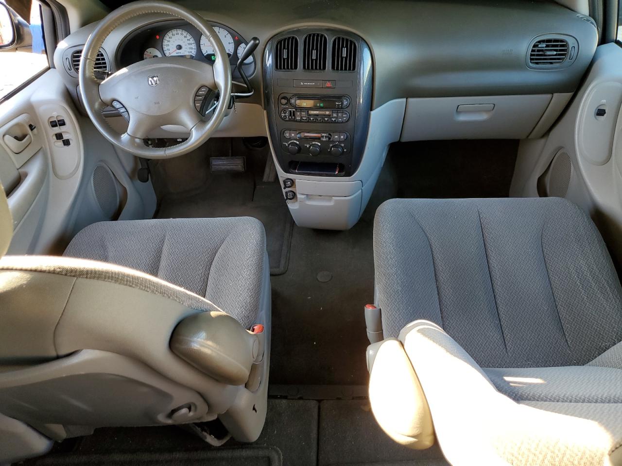 2005 Dodge Caravan - Image 8