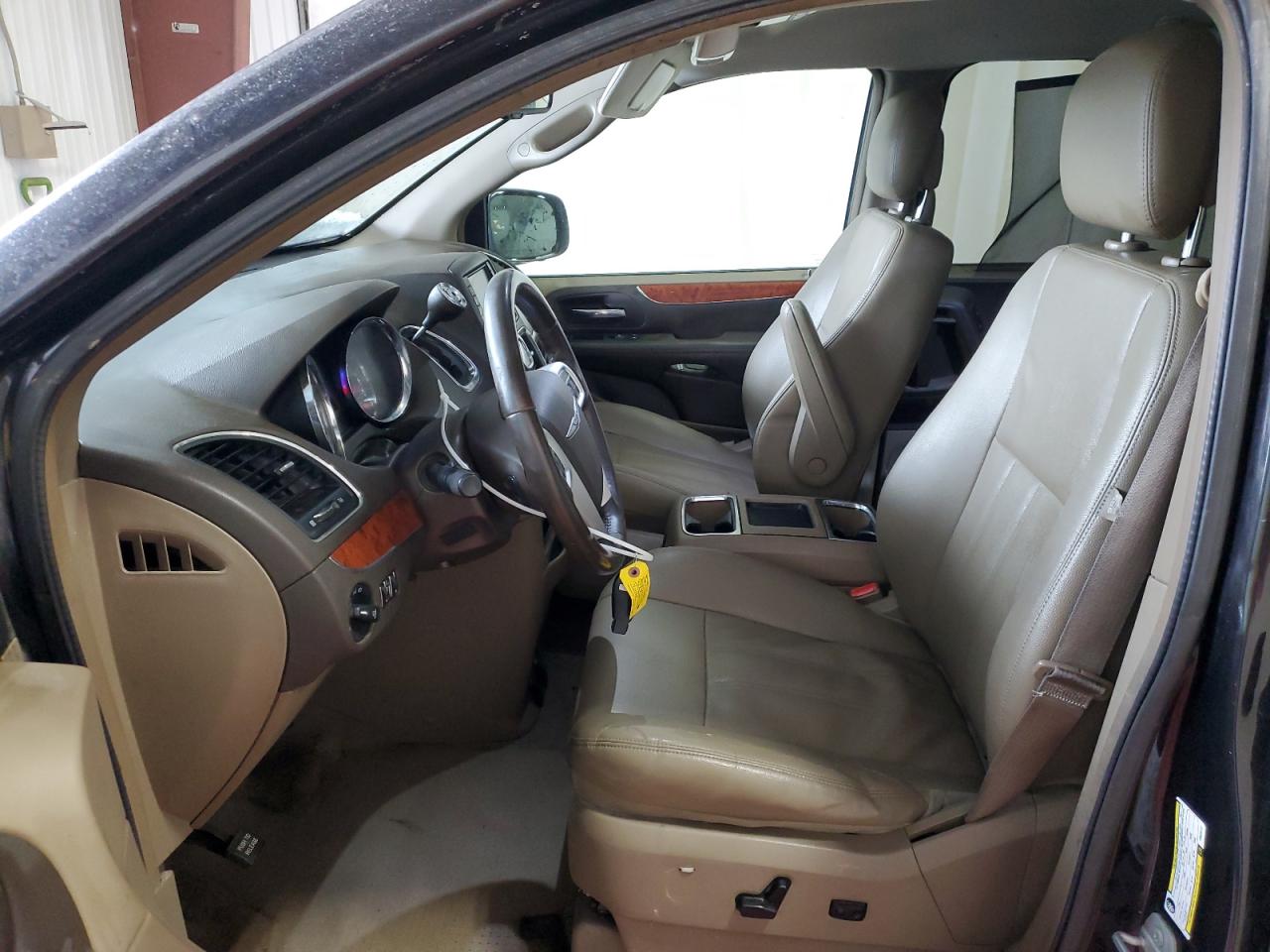 2015 Chrysler Town & Country - Image 7