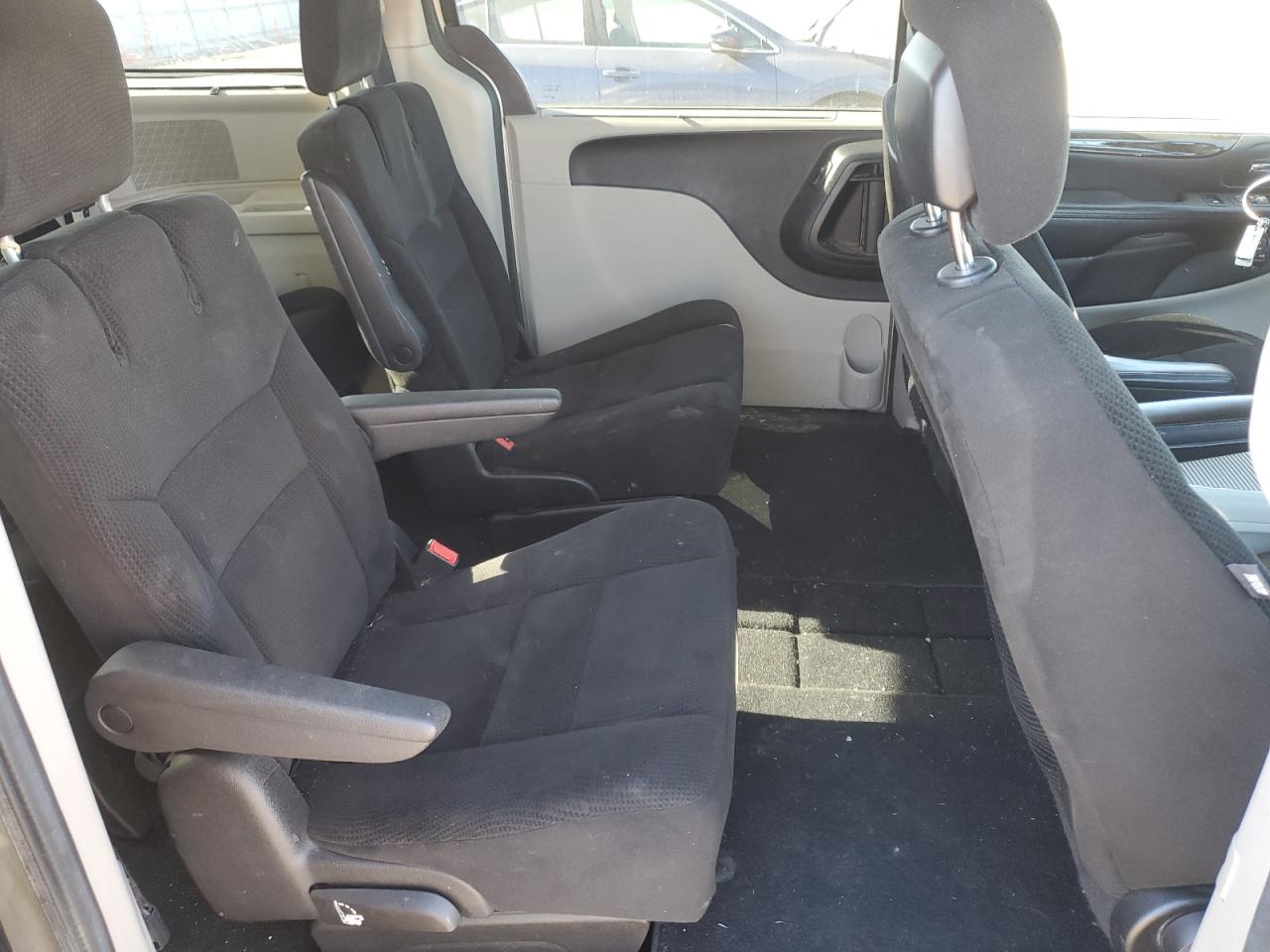 2016 Dodge Caravan - Image 11