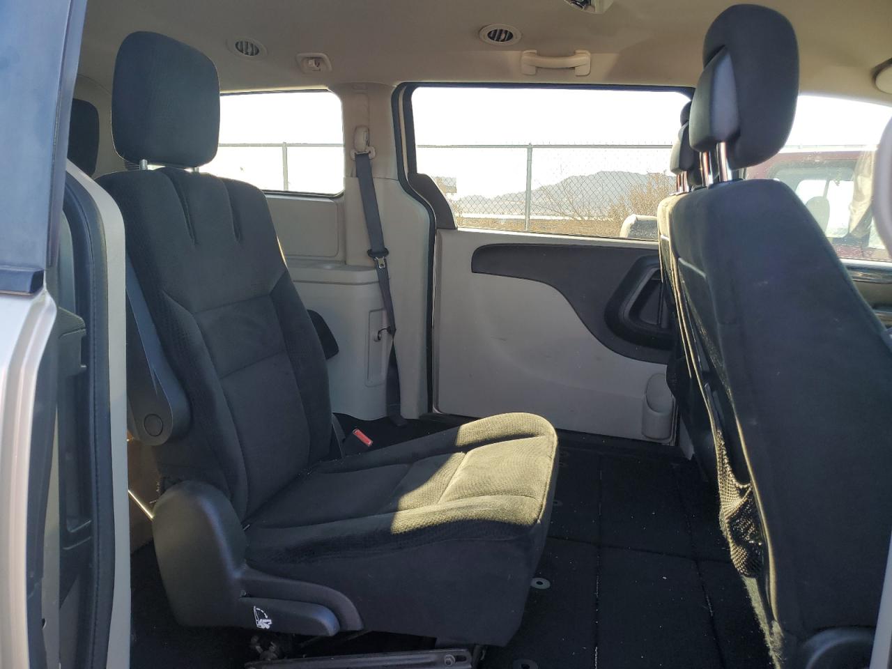 2016 Dodge Caravan - Image 11