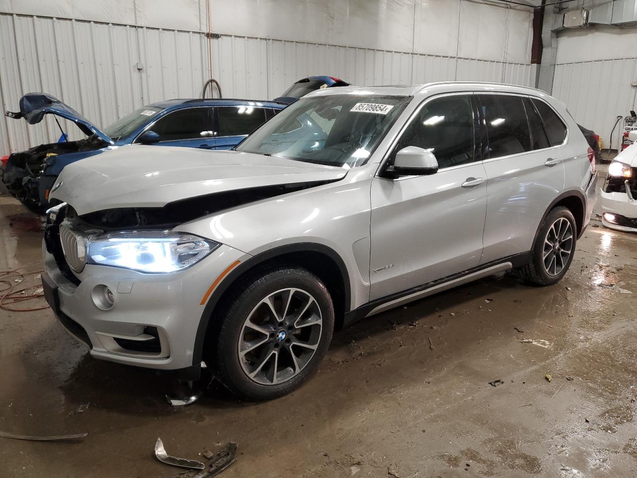 VIN 5UXKR0C52H0V65768 2017 BMW X5 no.1