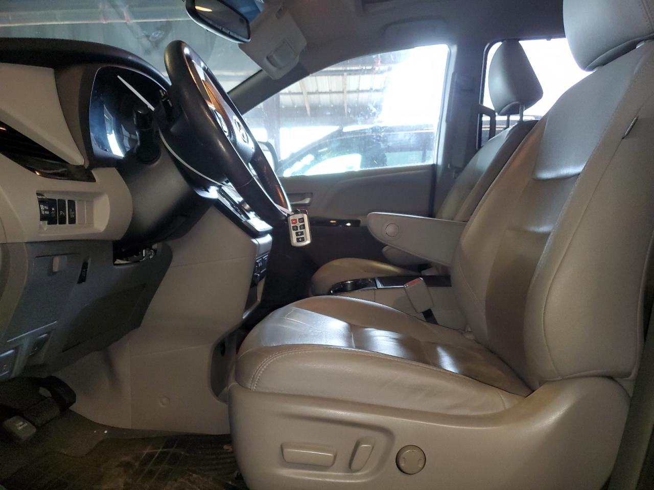 2015 Toyota Sienna - Image 7