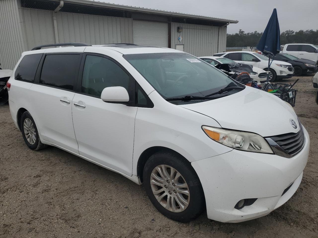 2011 Toyota Sienna - Image 4