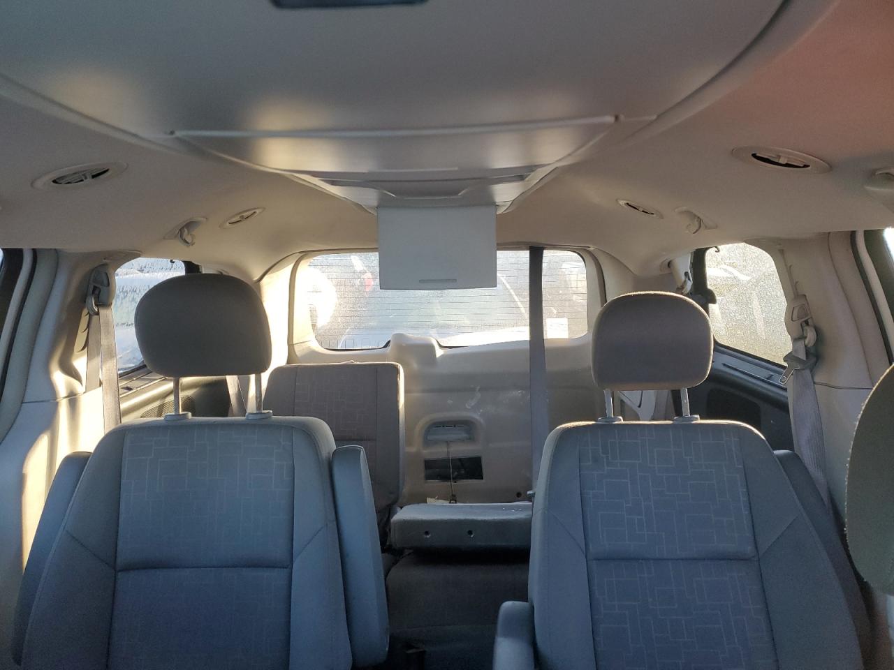 2009 Volkswagen Routan - Image 10