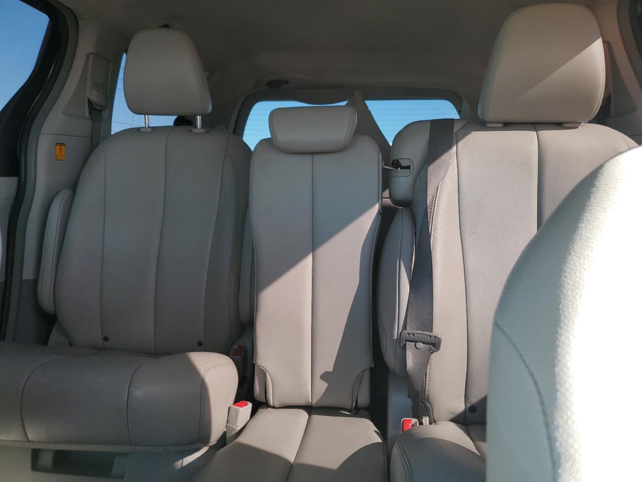2013 Toyota Sienna - Image 10