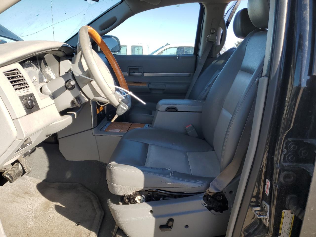 2009 Chrysler Aspen - Image 7