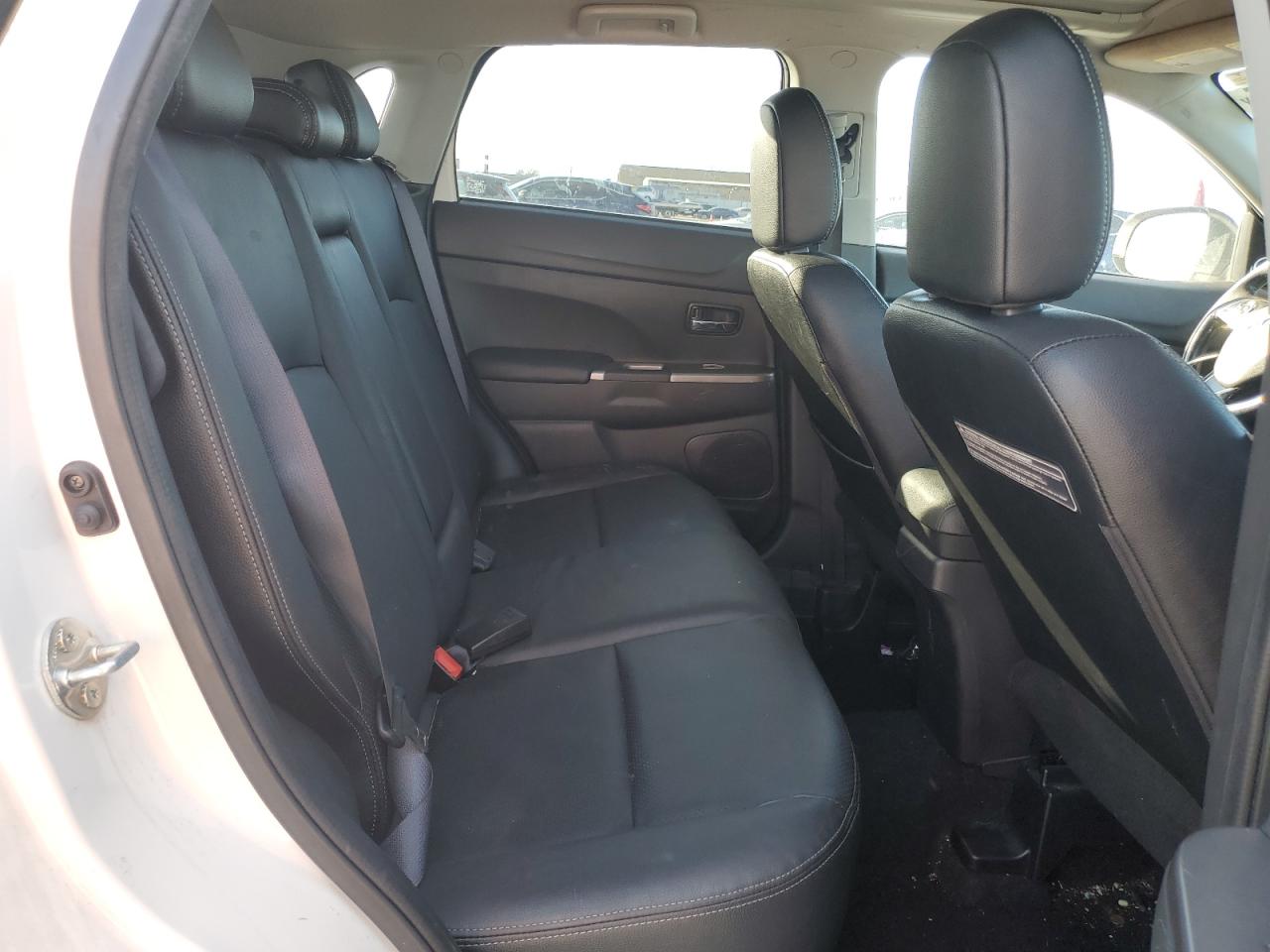 2018 Mitsubishi Outlander - Image 11
