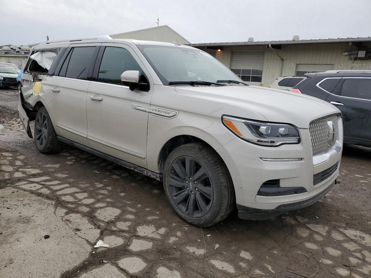 2023 Lincoln Navigator - Image 4