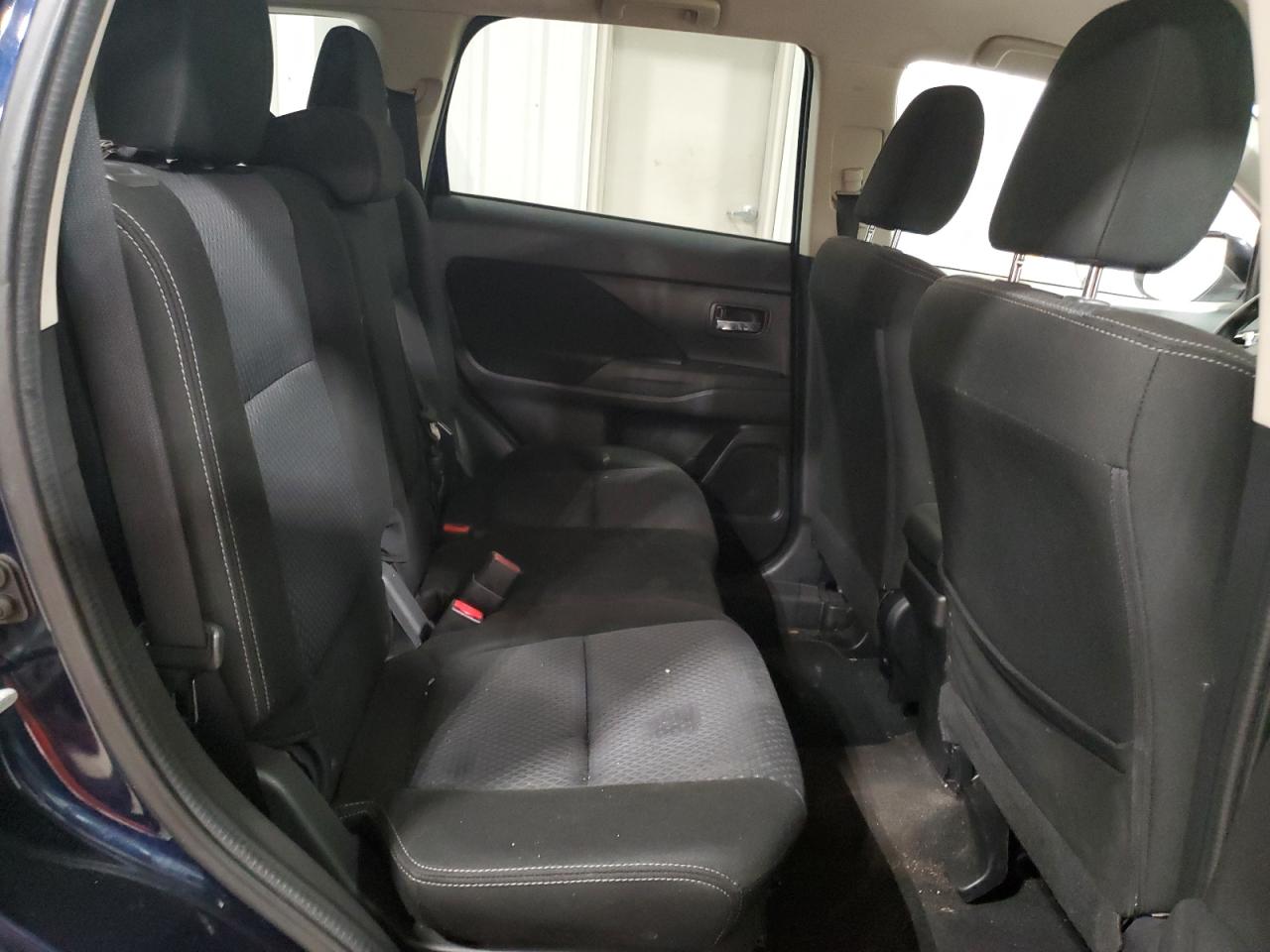 2016 Mitsubishi Outlander - Image 11