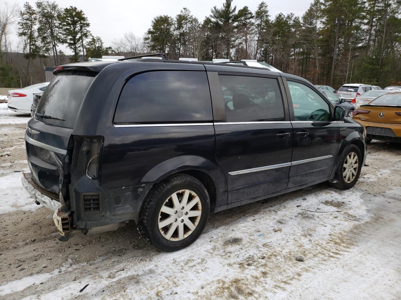 2015 Chrysler Town & Country - Image 3