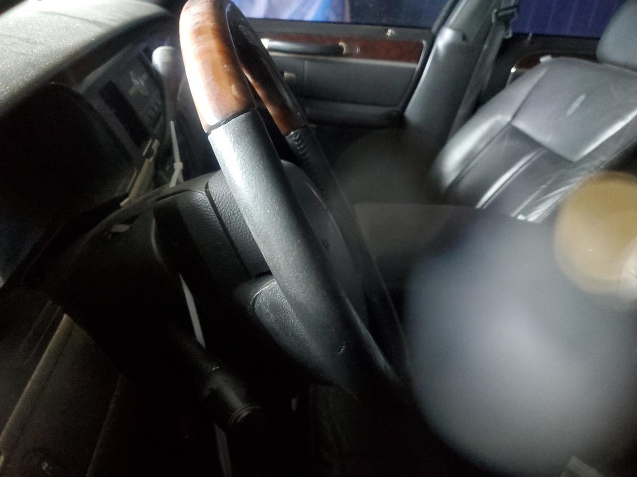 2008 Lincoln Town Car - Image 9