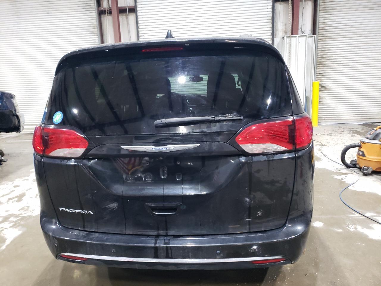 2018 Chrysler Pacifica - Image 6