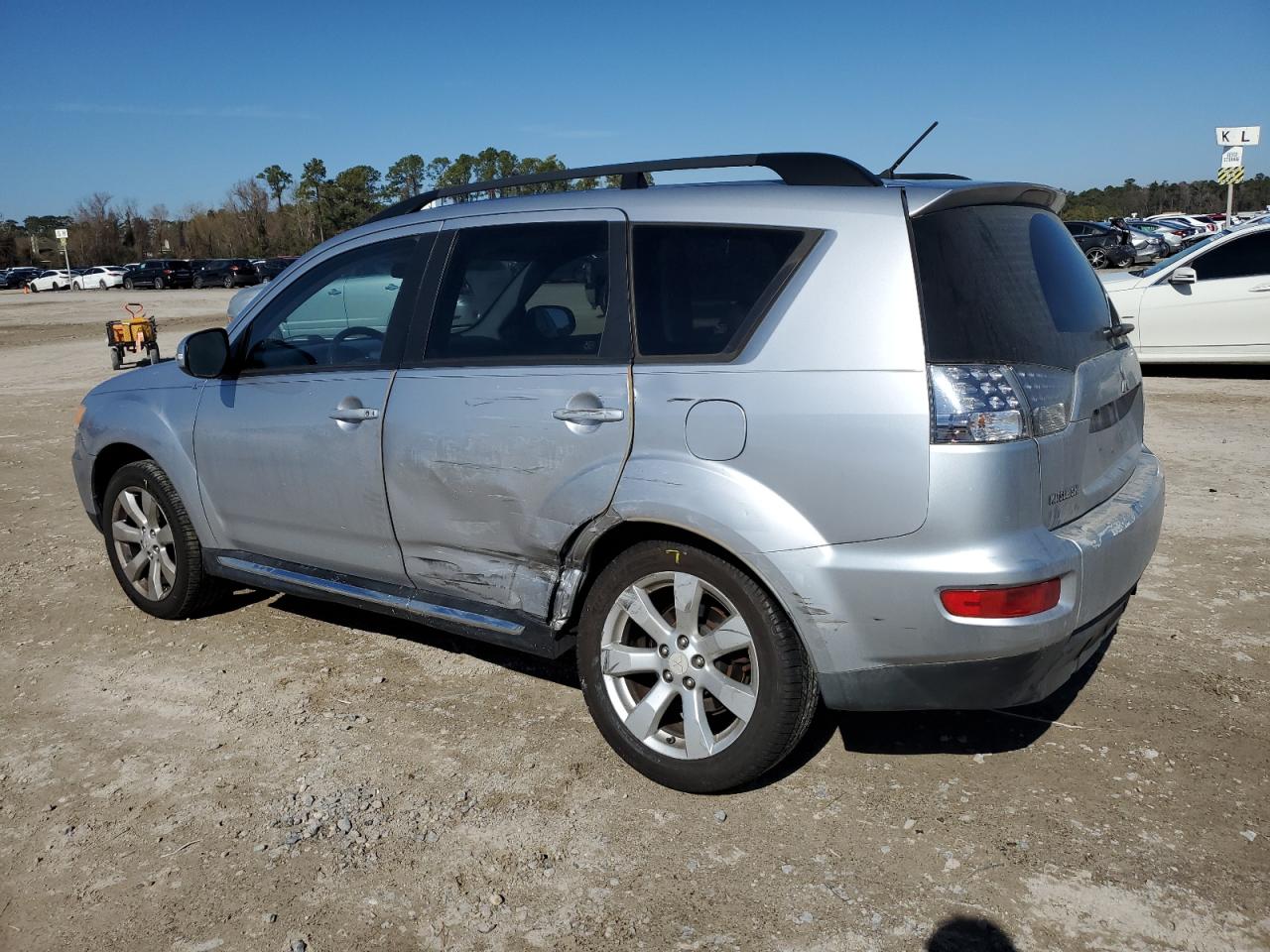 2010 Mitsubishi Outlander - Image 2