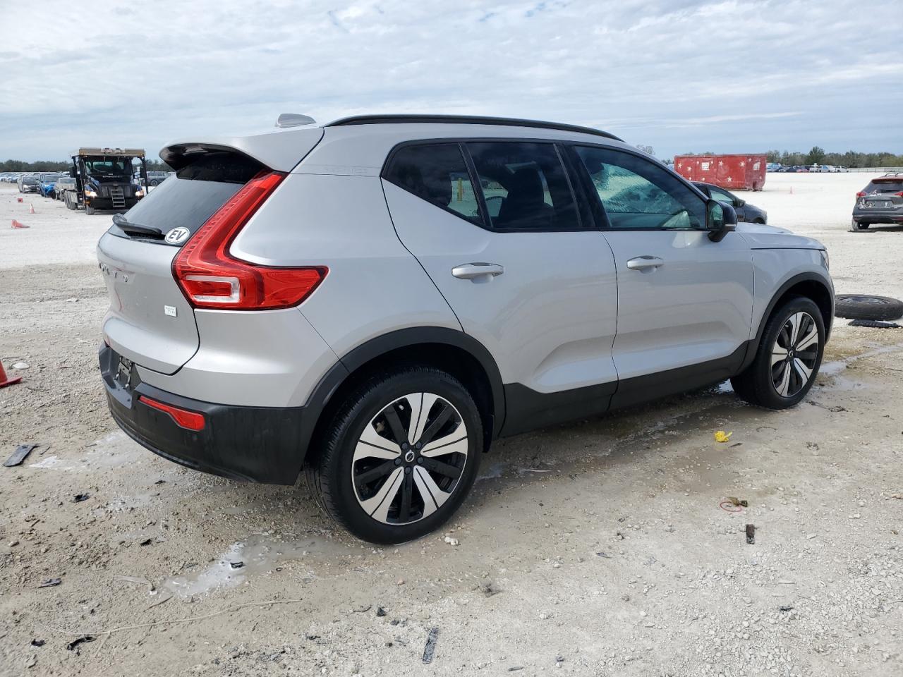 2023 Volvo XC40 - Image 3