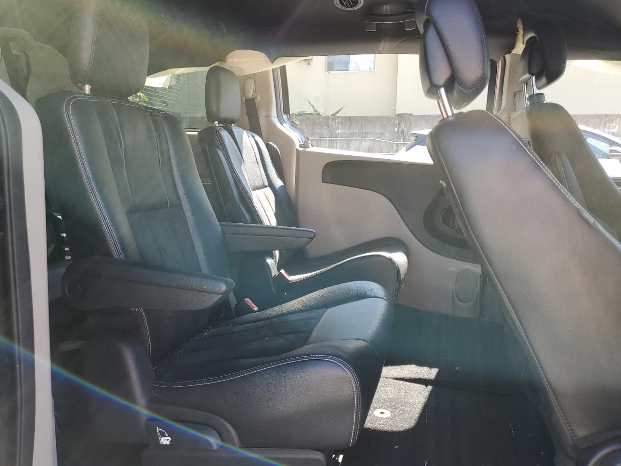 2019 Dodge Caravan - Image 12