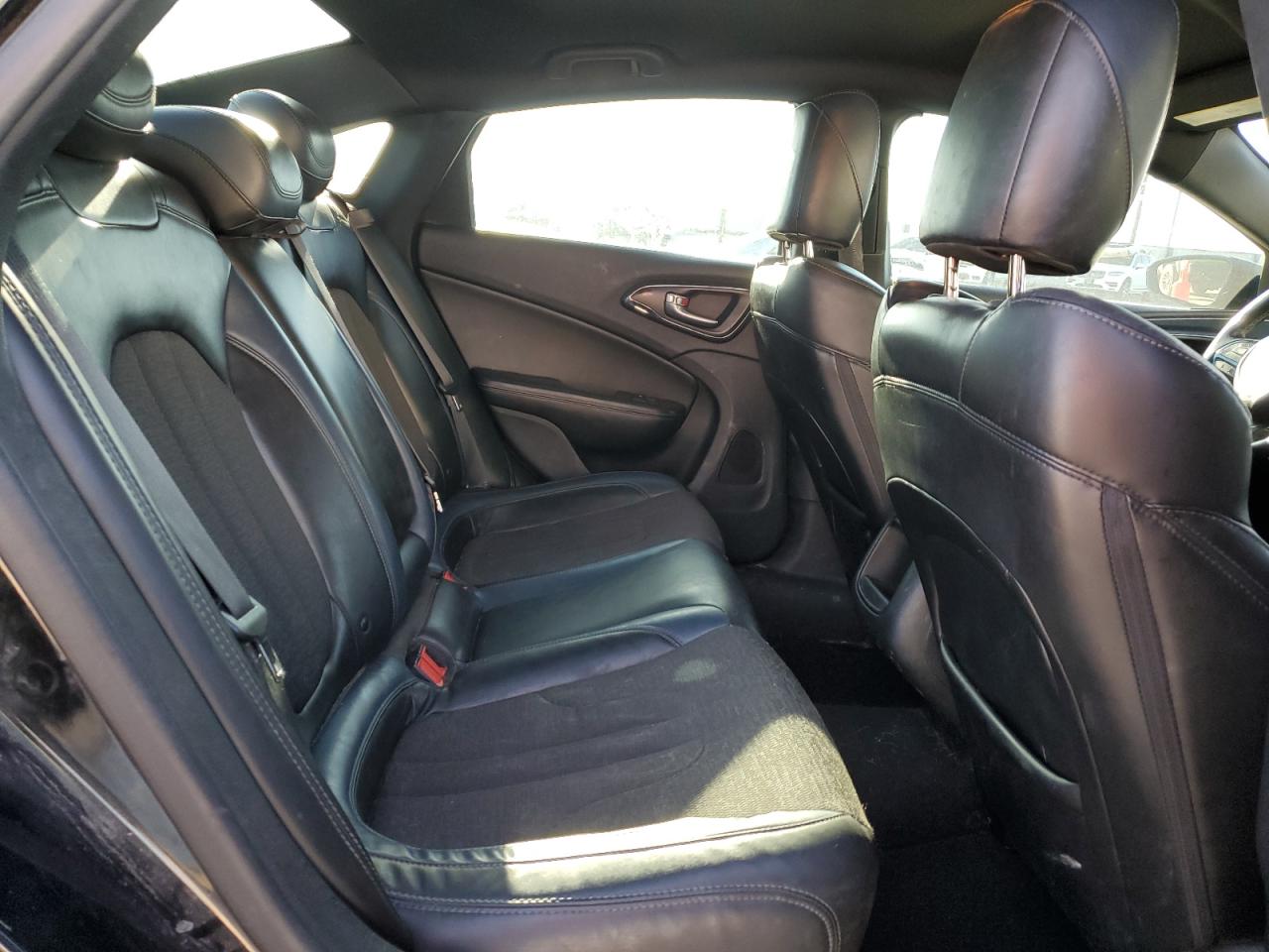 2015 Chrysler 200 - Image 10