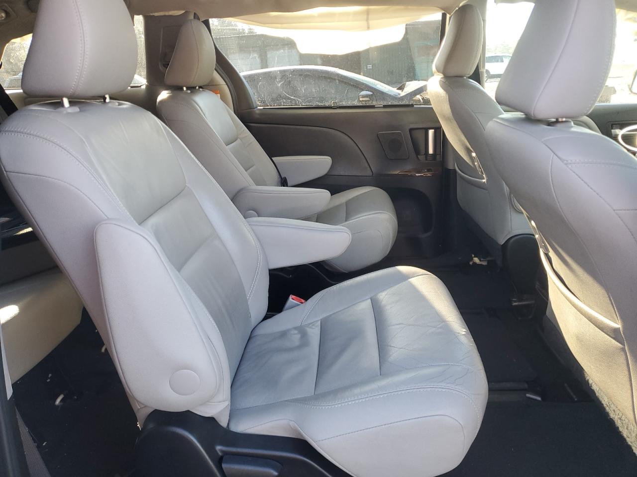 2016 Toyota Sienna - Image 12