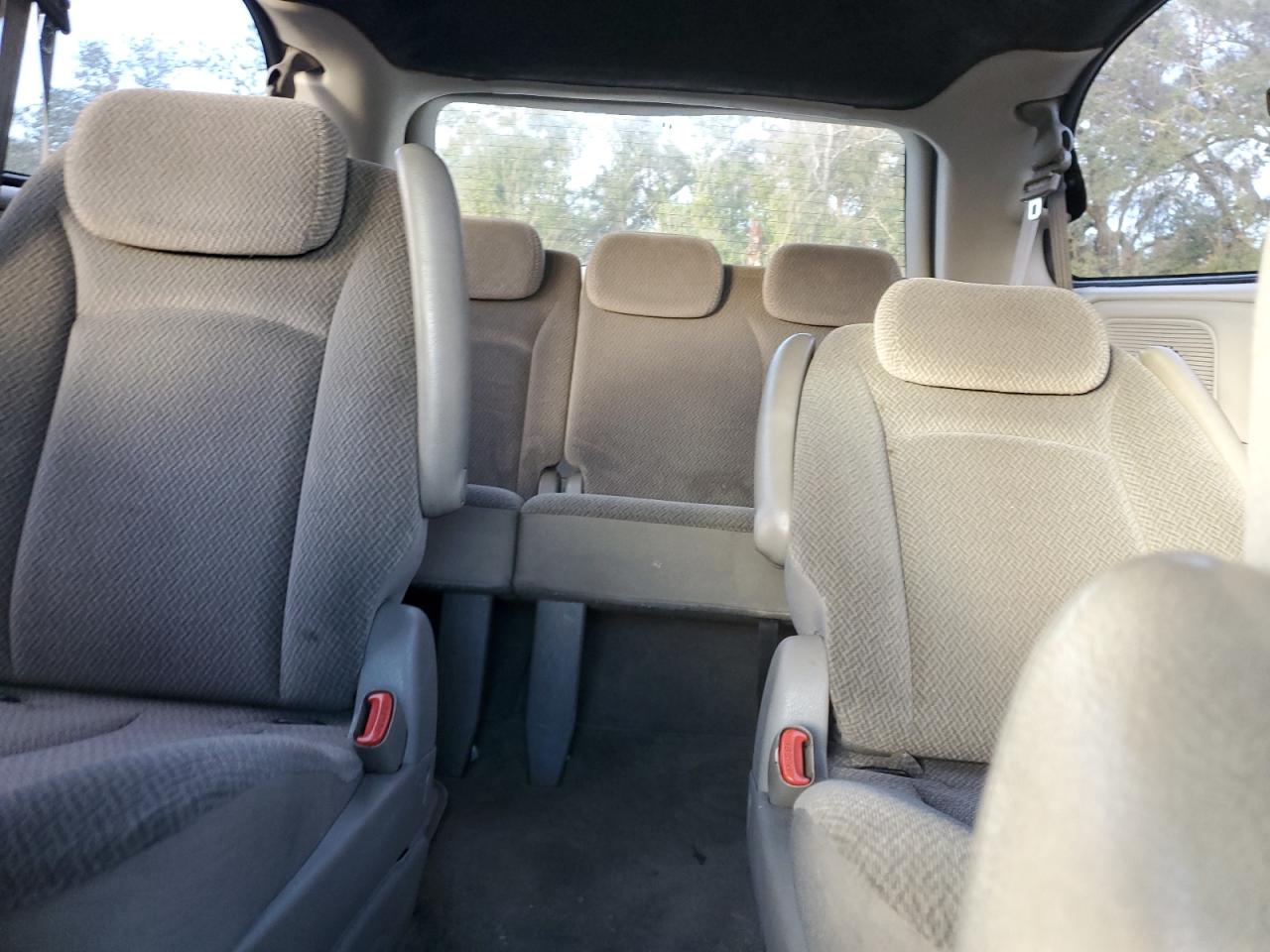 2005 Chrysler Town & Country - Image 10