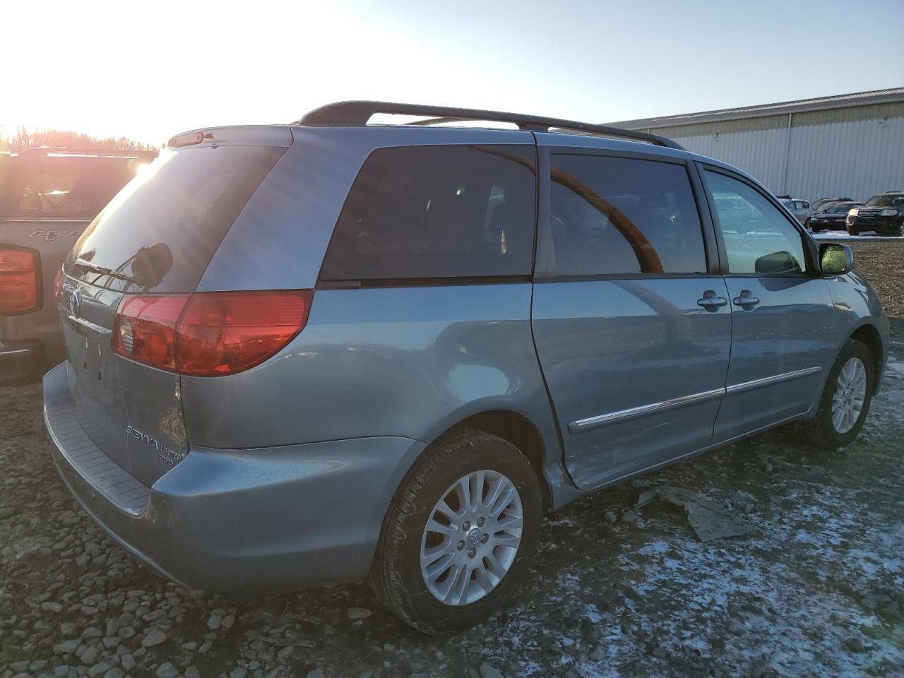 2008 Toyota Sienna - Image 3
