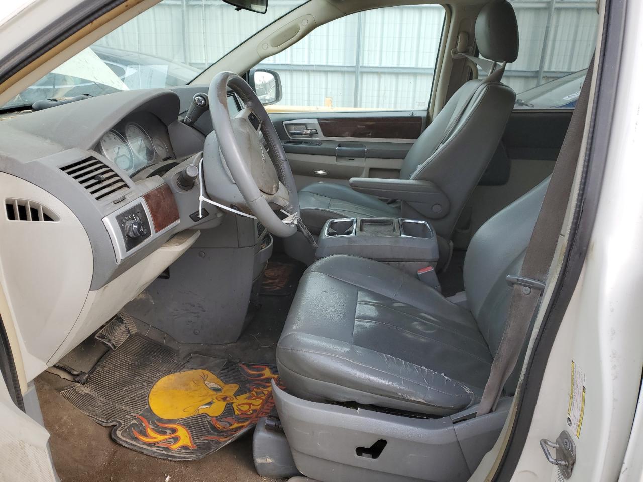 2010 Chrysler Town & Country - Image 7