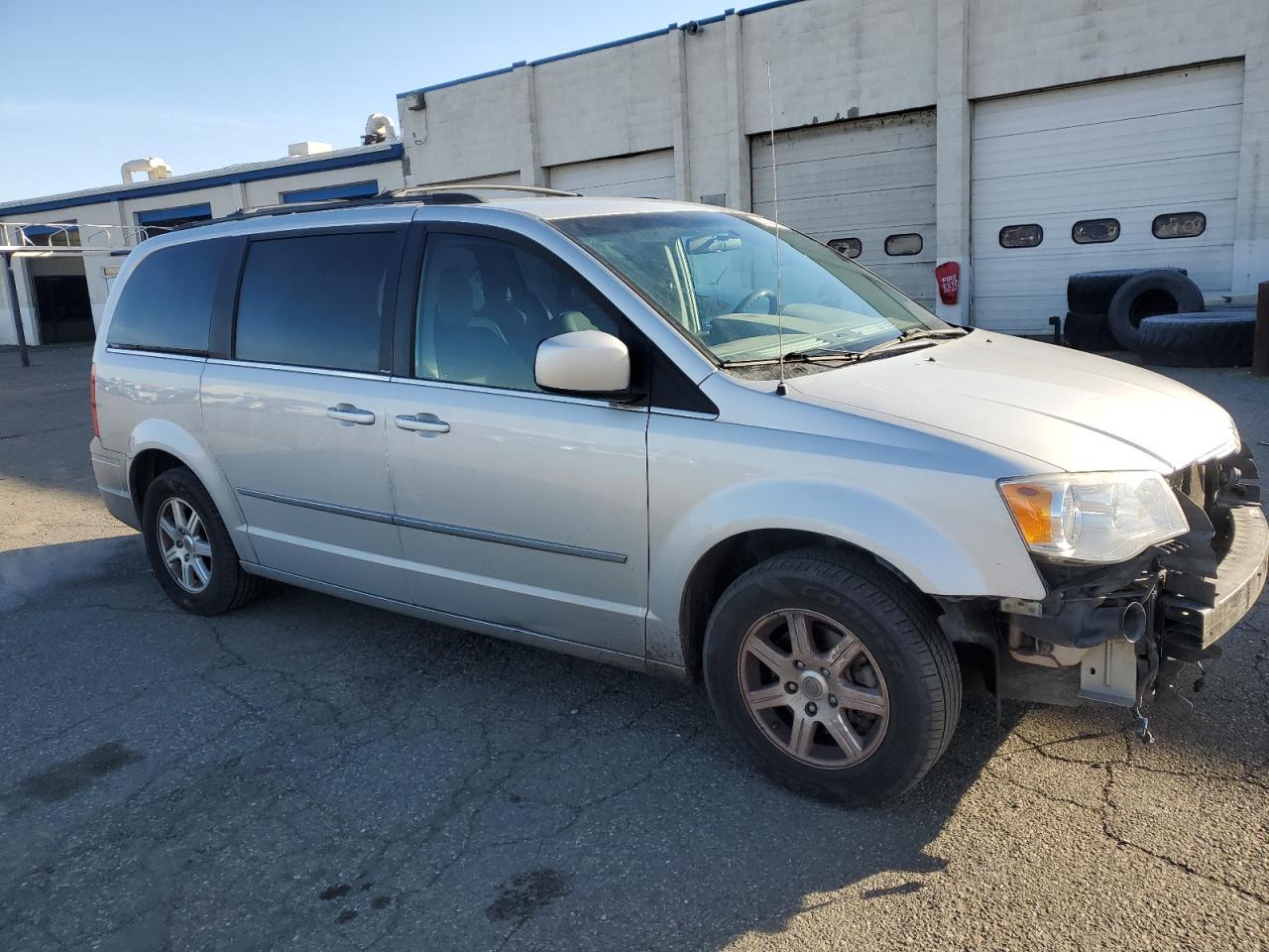 2009 Chrysler Town & Country - Image 4