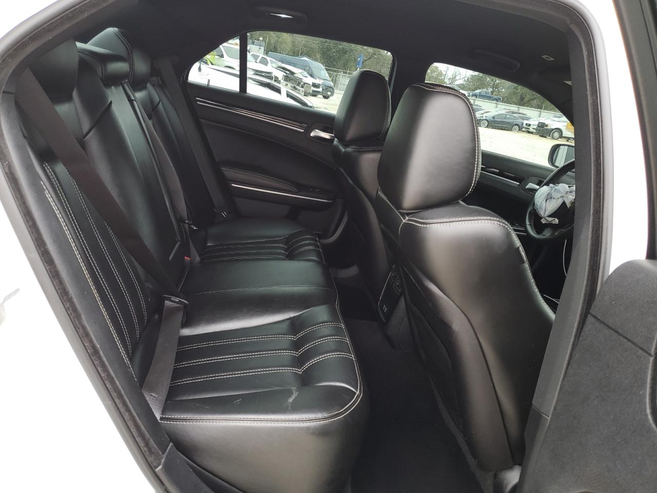2019 Chrysler 300 - Image 10