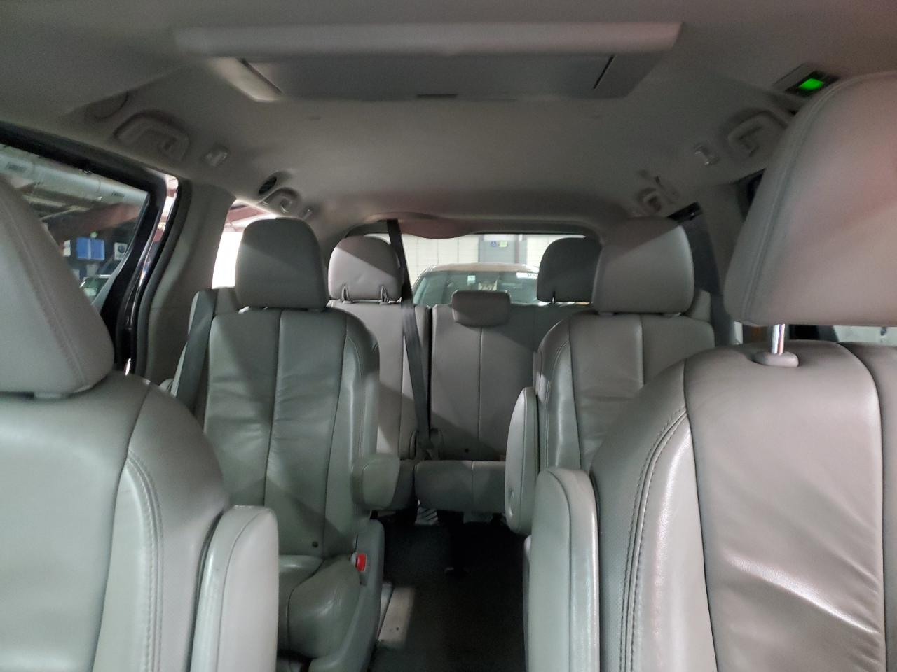 2011 Toyota Sienna - Image 10