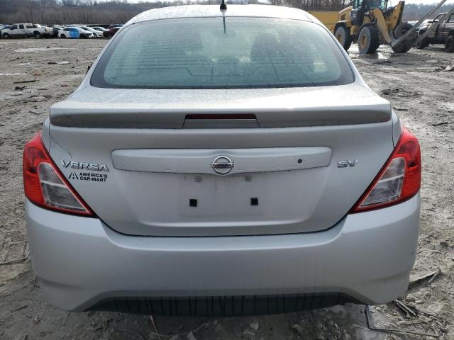  NISSAN VERSA 2018 Сріблястий