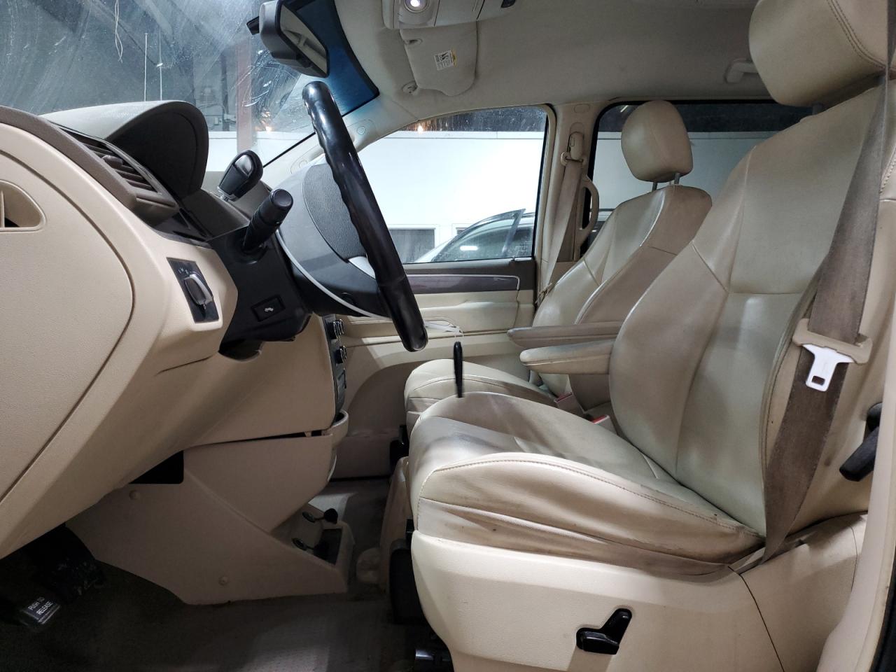2010 Volkswagen Routan - Image 7