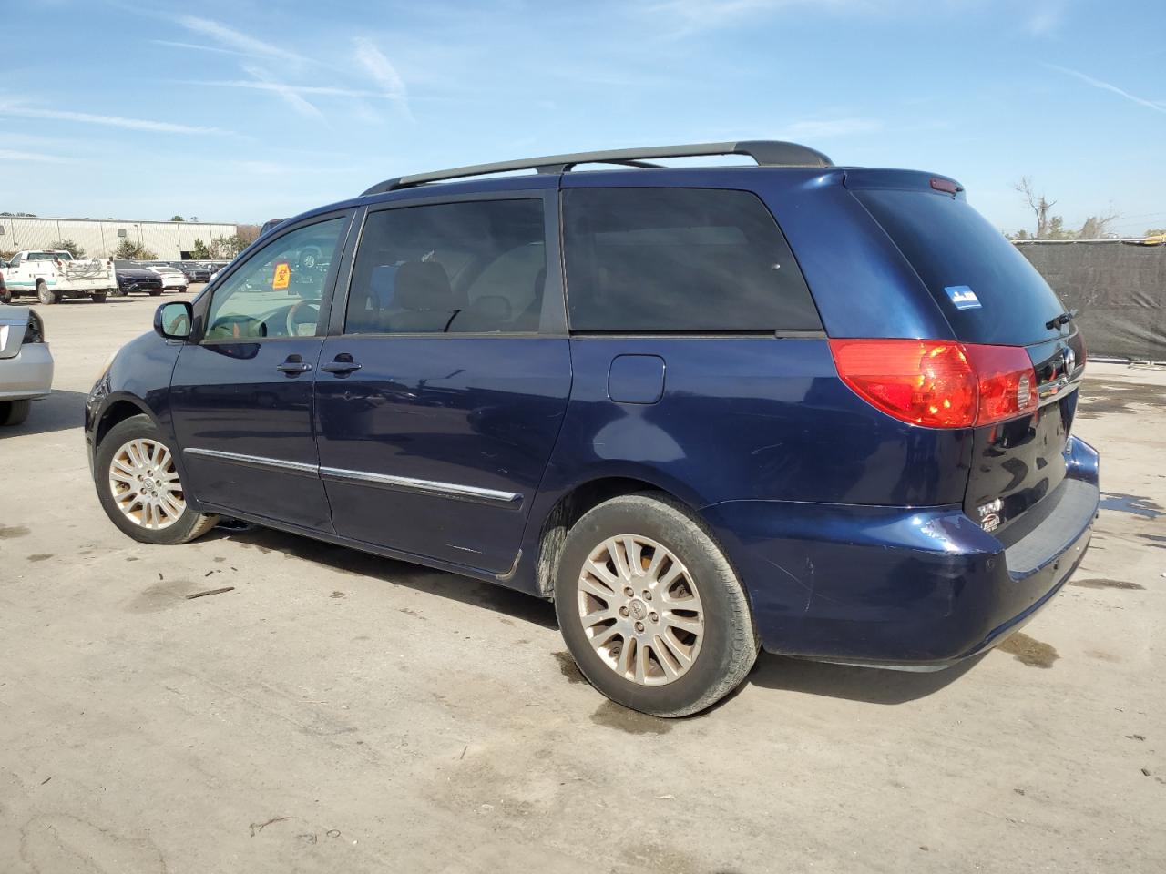 2007 Toyota Sienna - Image 2