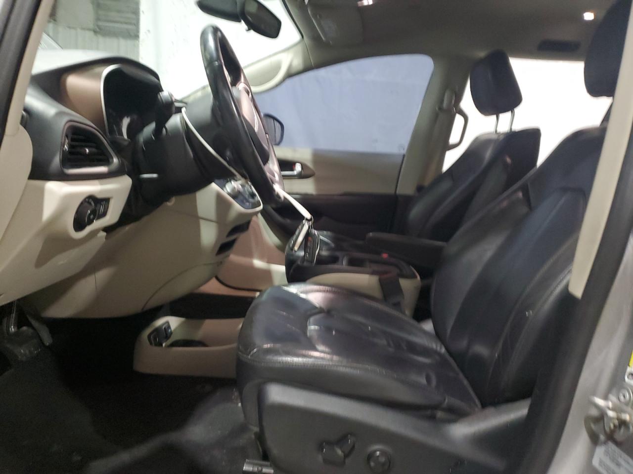 2017 Chrysler Pacifica - Image 7