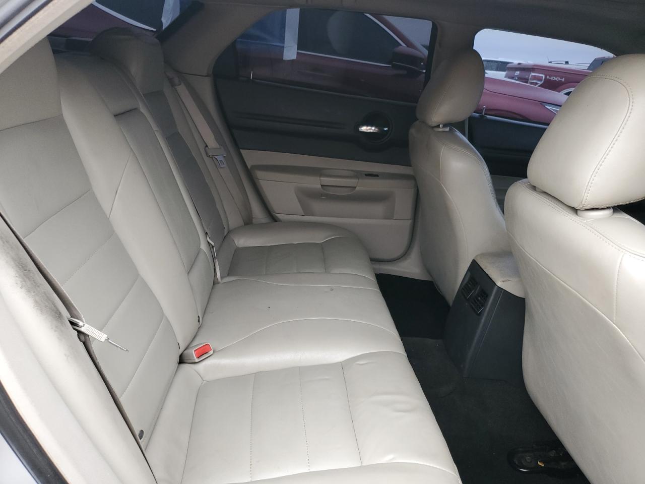 2005 Dodge Magnum - Image 10