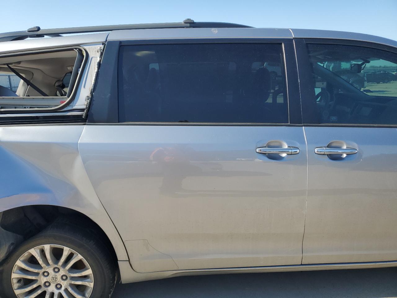 2012 Toyota Sienna - Image 11