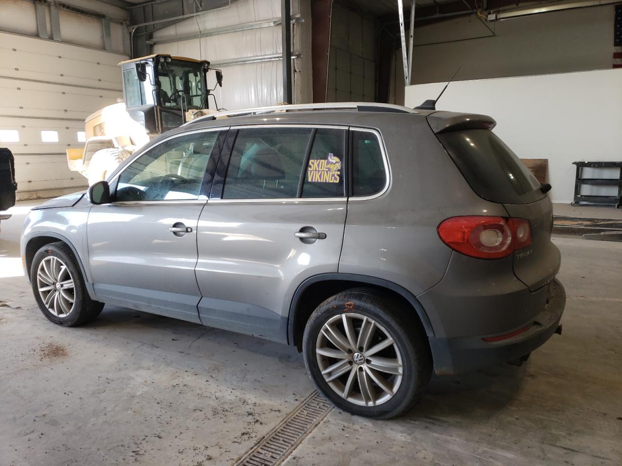 2010 Volkswagen Tiguan - Image 2