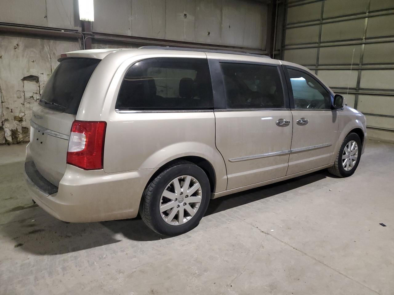 2016 Chrysler Town & Country - Image 3