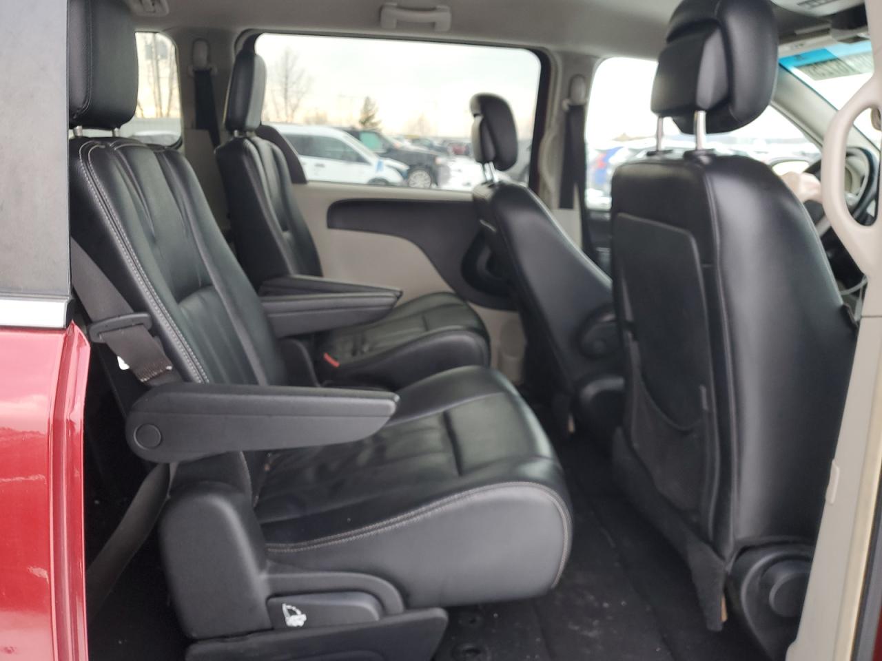 2014 Chrysler Town & Country - Image 11