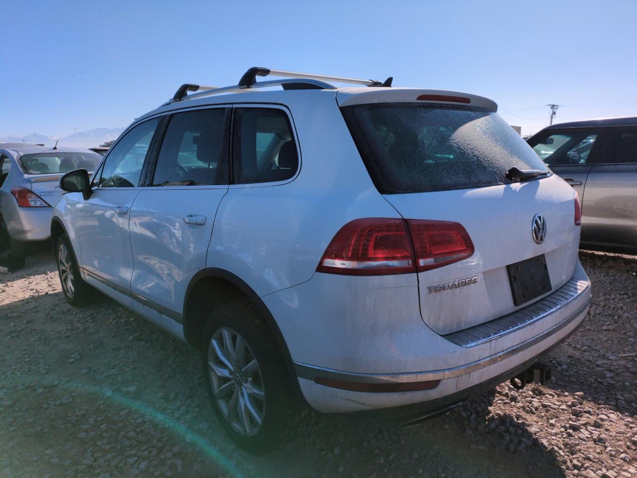 2015 Volkswagen Touareg - Image 2