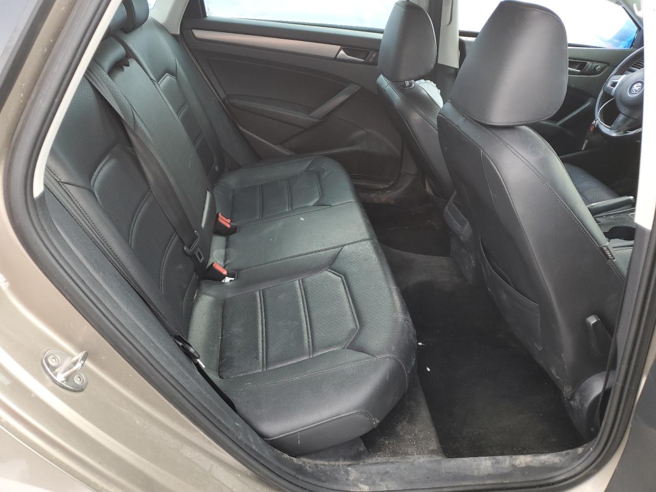 2015 Volkswagen Passat - Image 10
