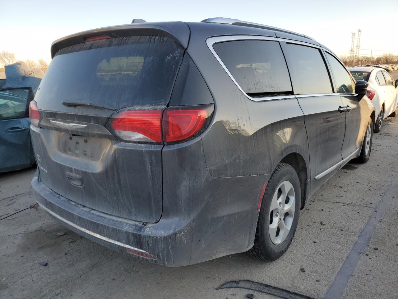 2017 Chrysler Pacifica - Image 3