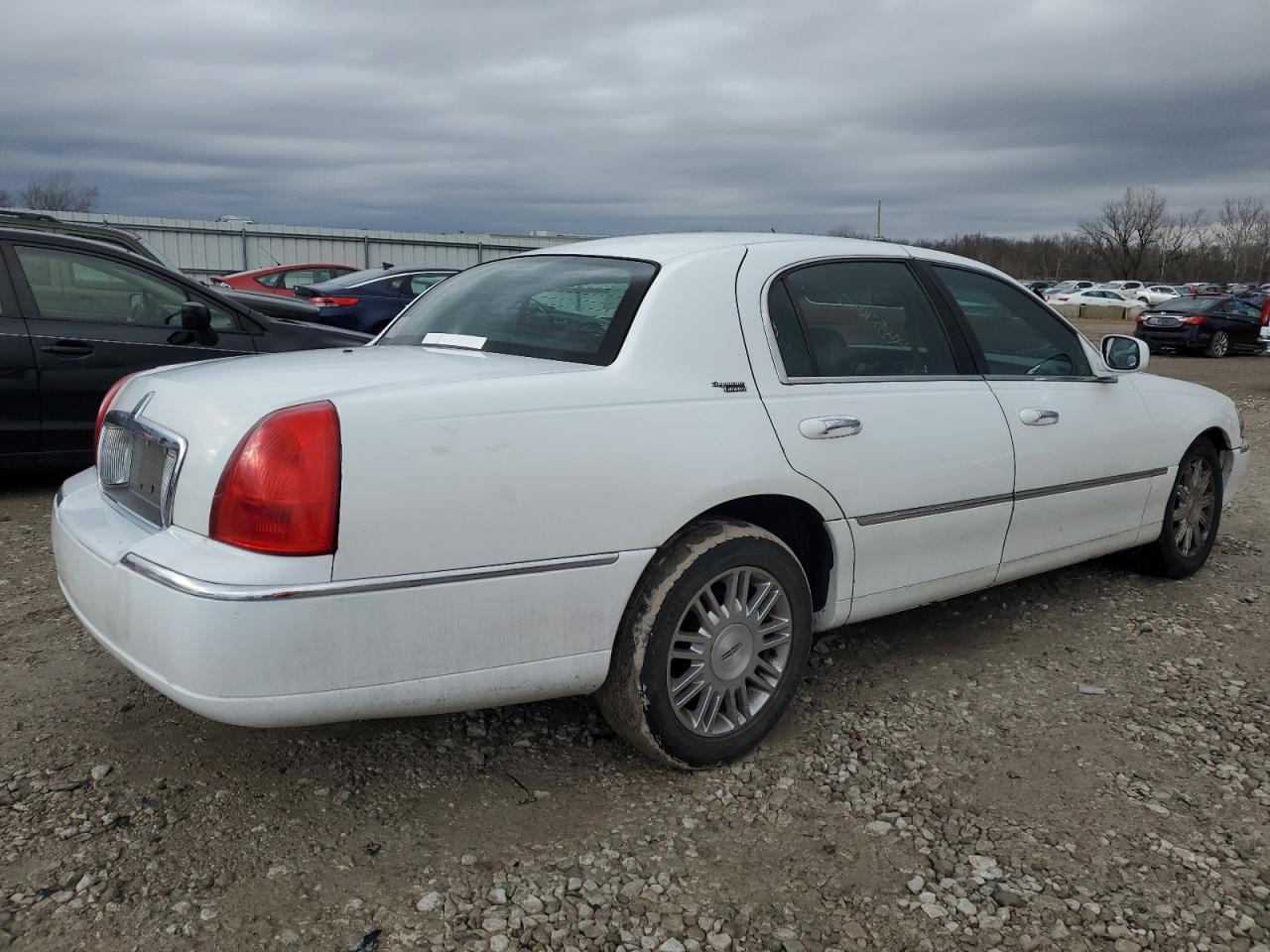 2009 Lincoln Town Car - Image 3