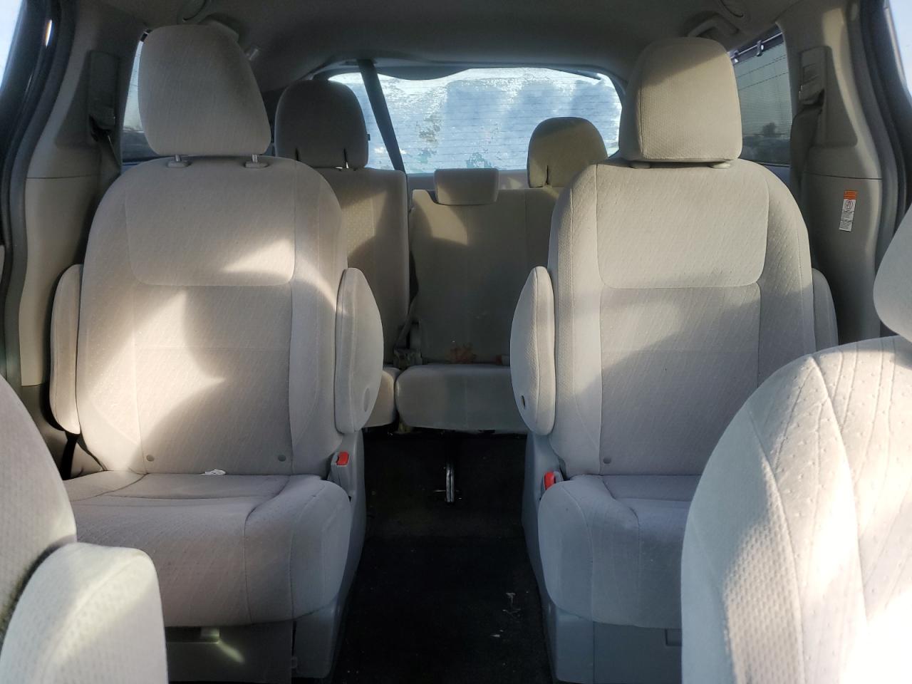 2016 Toyota Sienna - Image 10