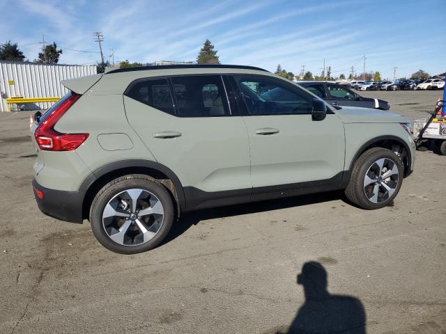  VOLVO XC40 PLUS 2024 Зеленый