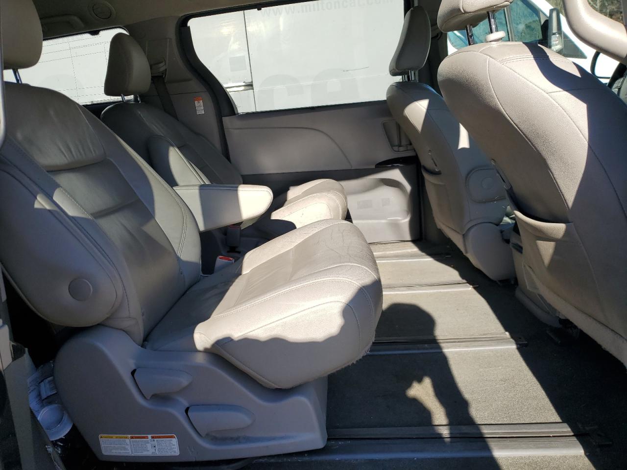 2018 Toyota Sienna - Image 11